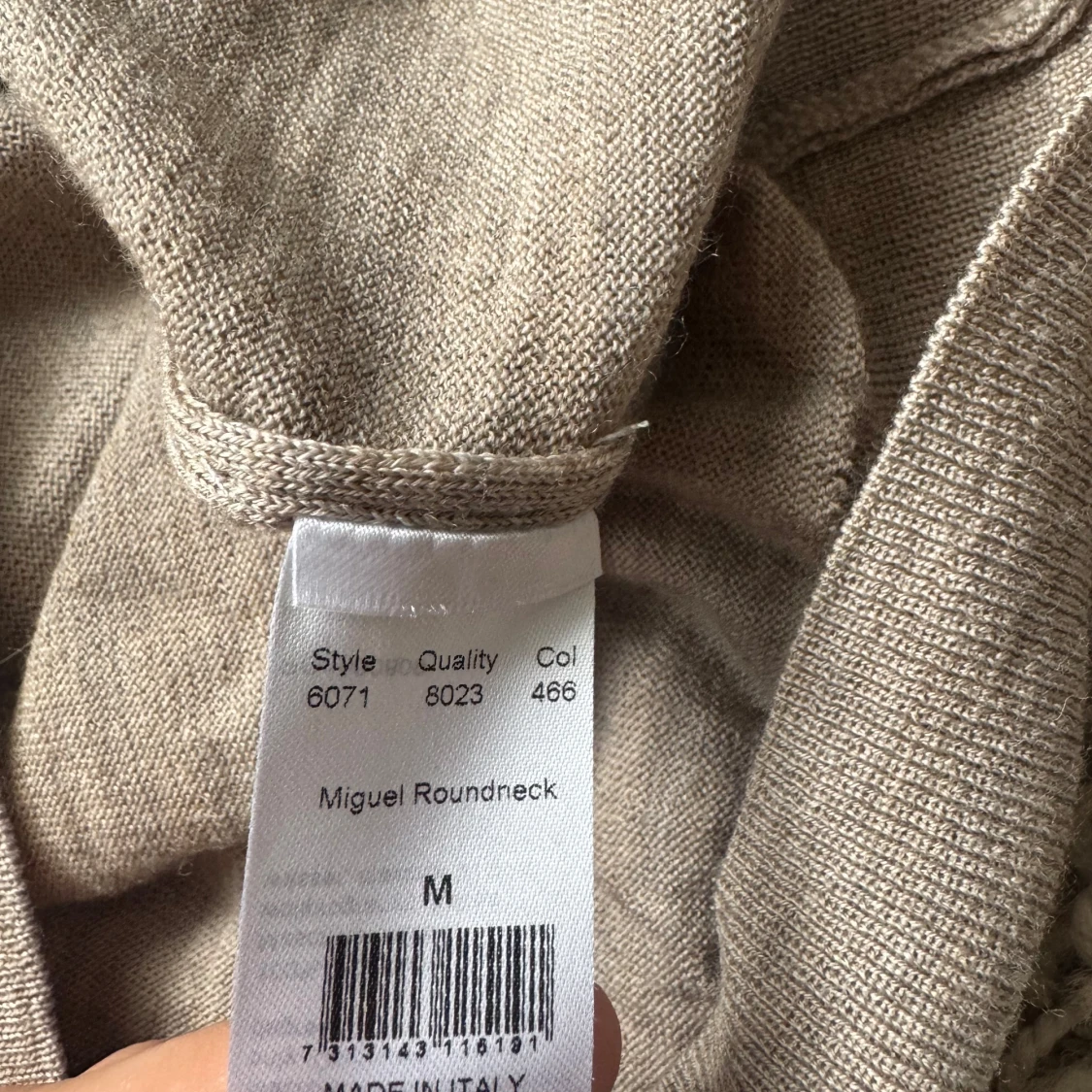 Beige rundhalsad tröja från Oscar Jacobson - 2