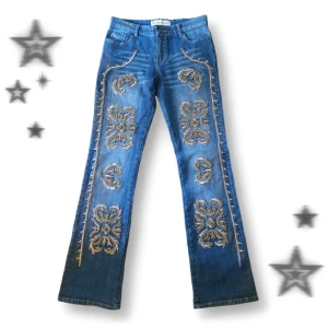 Unika jeans med broderi - Riktigt snygga och unika jeans som jag köpt secondhand, säljer då de inte passar min stil längre, mönstret är broderi och pärlor, inget märkbart slitage men kan finnas nån lite lös pärla nånstans  Ben insida 82 cm Ben utsida 104 cm Midja runt 74 cm