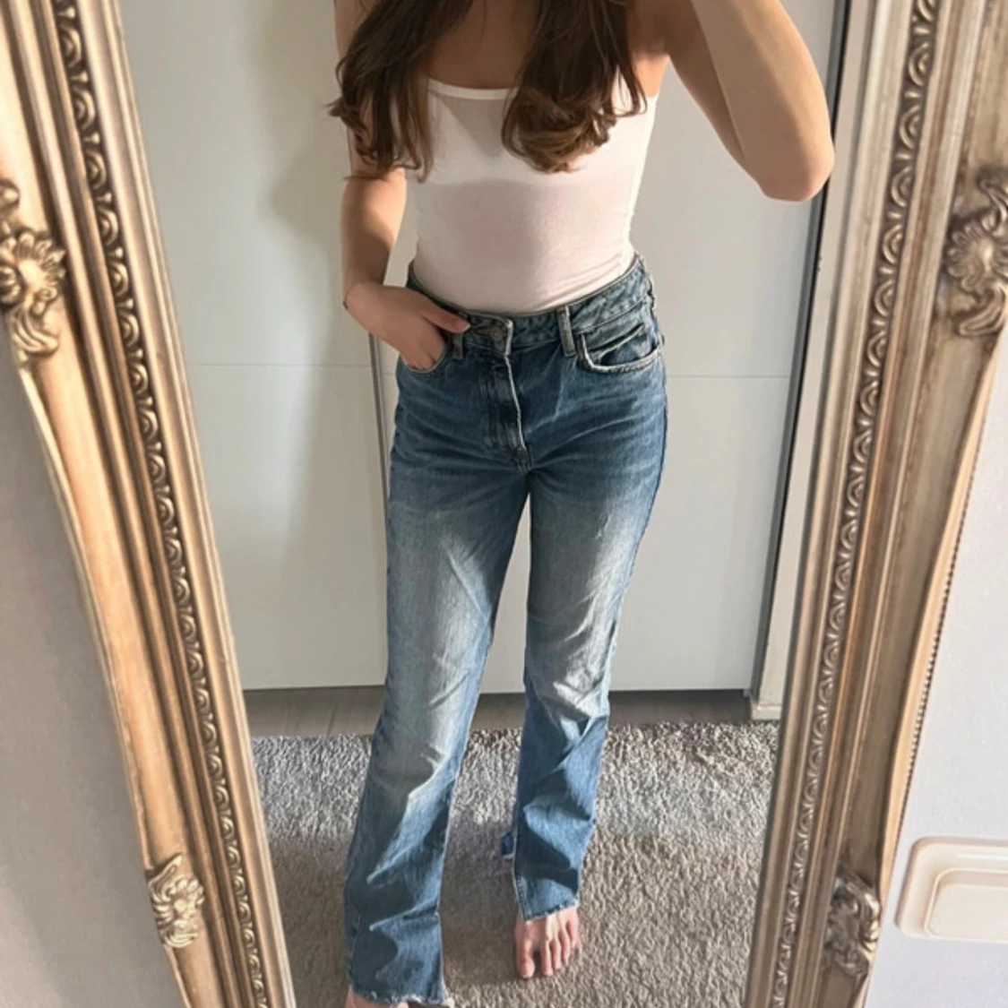 Blå raka jeans med slits på insidan  - 1