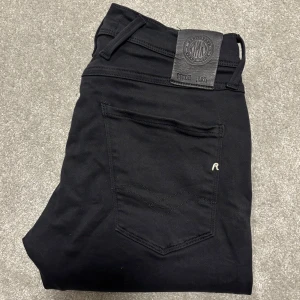 Replay Anbass jeans - Säljer dessa schyssta helsvarta Replay Anbass jeans (slimfit)! Jeansen är i perfekt skick, inga defekter! Size 29/32. Skriv vid funderingar!