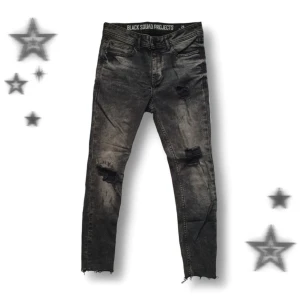 Jeans - Jeans typ aldrig använda, mått: Midja 78cm, ben insida 64cm, ben utsida 92cm