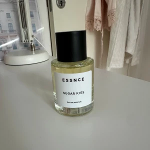 ESSNCE Sugar Kiss  - Säljer en parfymflaska från ESSNCE med doften Sugar Kiss. Säljer pga att den inte kommer till användning. Doftar väldigt gott och passar till speciella tillfällen. Har använt två gånger 🫶🏼