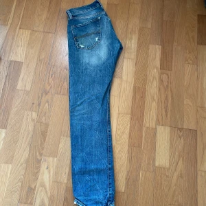 Blå jeans Denim&supply RL - Säljer ett par klassiska blå jeans från Ralph Lauren med raka ben och lätt slitna detaljer. Jeansen har fem fickor och normal passform, perfekt för en avslappnad stil. Ingen synlig logga på bilderna.