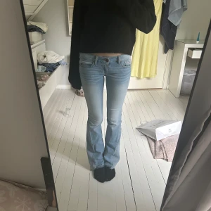 Lågmidjade hollister jeans❣️ - Omsydda från skinnyjeans, uppsprättade längst ned. Storlek W24 L31, så typ xxs eller 32. Säljer då dem är lite korta på mig💗