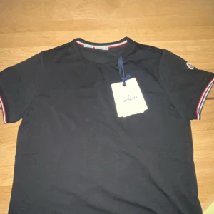 Svart moncler tricot t shirt  - Fick som prednet den är för liten på mig 