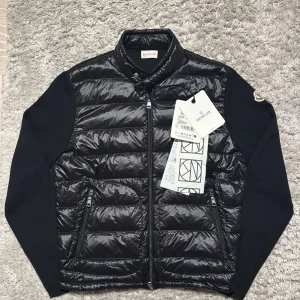 Moncler Cardigan Jacka - | Condition: 10/10 | Color: Black | What is included: jacket, Recipe and tag | Retail price: 12 999kr |