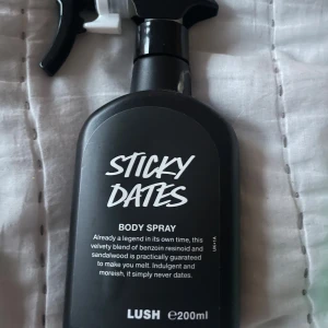 Lush Sticky Dates Body Spray 200ml - Sticky Dates Body Spray från Lush i 