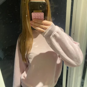 Ljusrosa sweatshirt i bomull - Enkel och snygg ljusrosa sweatshirt. Tröjan är i mjuk bomull.Stilren och basic design som är lätt att matcha.