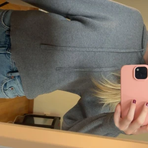 Grå stickad hoodie  - Grå stickad  hoodie från Vero Moda i storlek xs . Tröjan har huva med snörning och långa armar. Skriv för frågor !