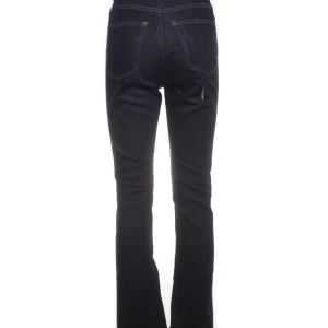 Mörkblå bootcut jeans med hög midja - Snygga mörkblå jeans med bootcut-snitt och Perfekta till sneakers eller boots.