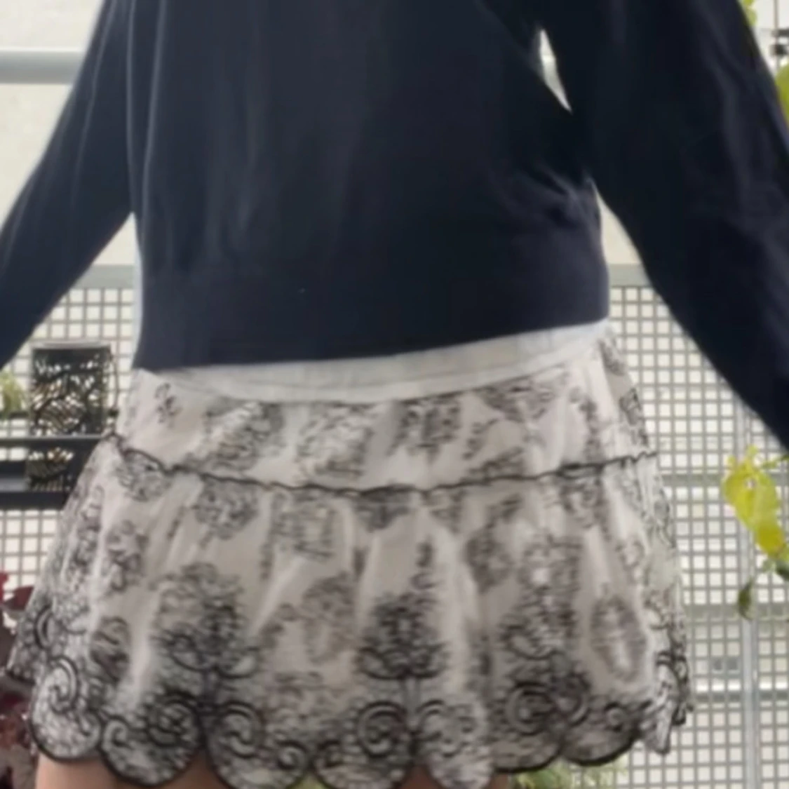 Vit kjol med svart broderi - 2