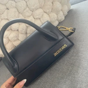 Trendig väska  - Super fin väska som har avtagbart axelband eller om man vill ha den över sig som vanligt. I fint skick därav ett litet märkte på baksidan se sista bild. Dock inget stort man tänker på 🌸