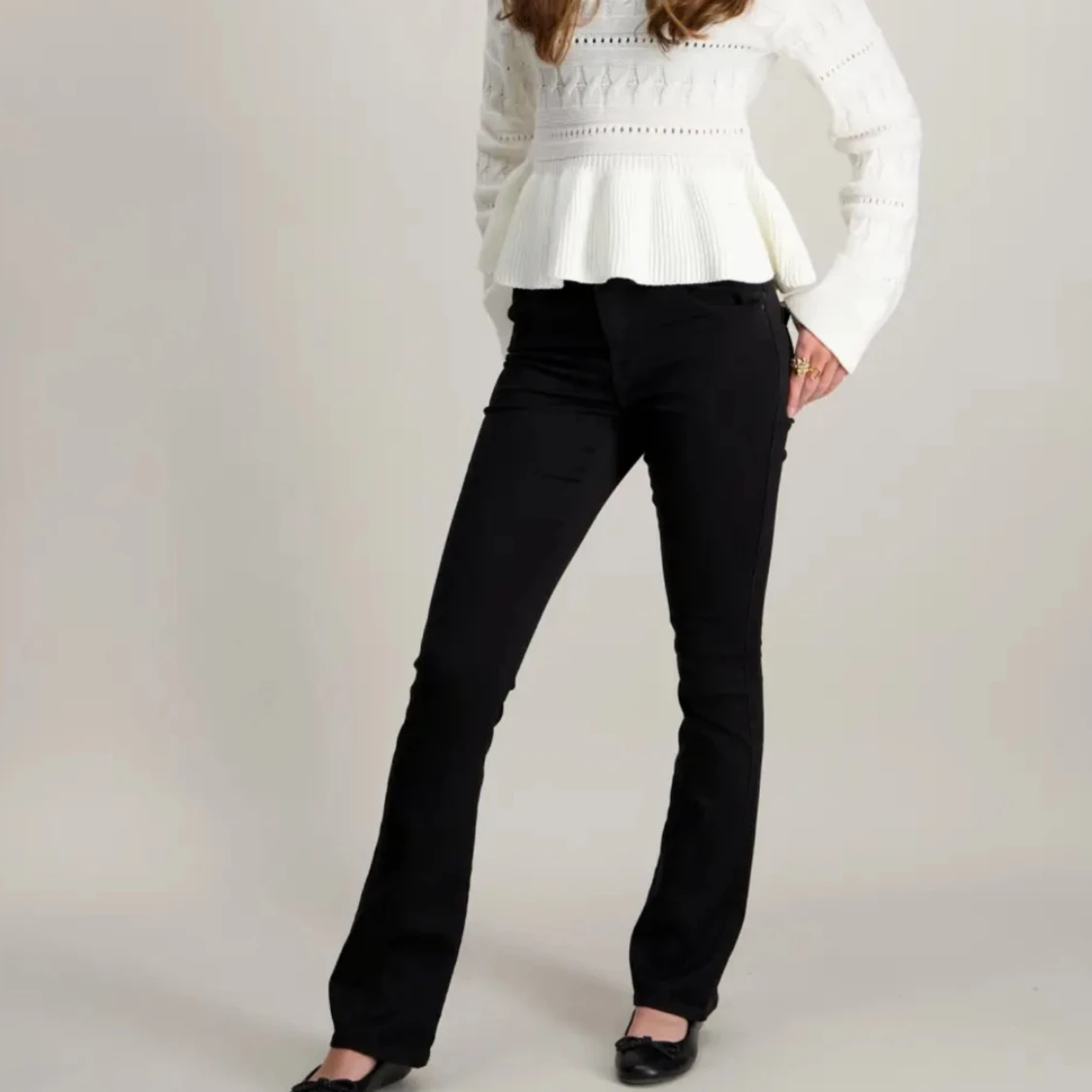 Vit jätte gullig stickad tröja med volangkant - 1