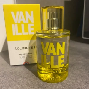 Solinotes Vanille Eau de Parfum 50ml - Fräsch och söt parfym från Solinotes med tydlig vaniljdoft. Flaskan är rund och genomskinlig med gula detaljer och text, och rymmer 50 ml. Perfekt för dig som älskar varma, gourmandiga dofter. Helt ny flaska🍦
