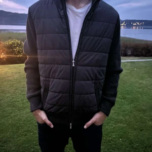 Grå varm overshirt Gran Sasso strl 54 (L) - Snygg grå varm overshirt från Gran Sasso med quiltad front och stickade ärmar och rygg. Jackan har dragkedja framtill och två fickor. Perfekt för dig som vill ha en stilren och modern look med italiensk känsla. Köpt för ett år sen men inte använde eftersom den är för stor. Ny pris= 5200 mitt pris= 1899 Priset kan sänkas vid snabba affärer😁