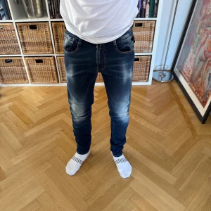 Replay Anbass jeans i mörkblå denim - Säljer ett par Replay Anbass jeans i mörkblå tvätt. Storlek W30 L32 Jenssen är i nyskick. 