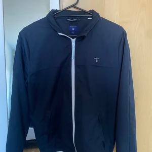 Mörkblå vindjacka från GANT - Snygg mörkblå gant jacka använd 2-3 gånger men gillar den inte så mycket därför säljer jag den 