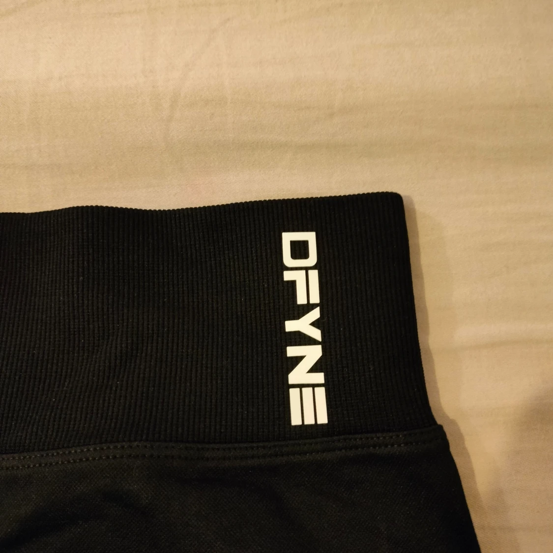 Svarta träningsshorts från DFYNE - 1