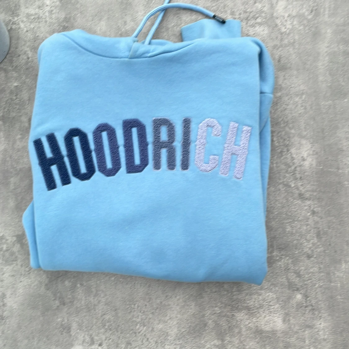 Blå HOODRICH hoodie med brodyr