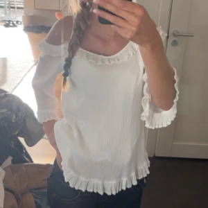 Vit blus med volang och offshoulder från lindex - jätte fin sommar blus med offshoulder med volangdetaljer 💗 från Lindex och använd 1 gång! 🩷storlek 170 !