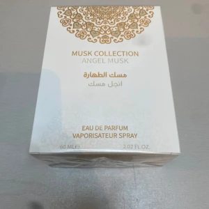 Musk Collection Angel Musk EdP 60ml - Angel Musk från Musk Collection är en Eau de Parfum med en elegant vit och guldig förpackning. Doften har tydliga inslag av mysk och kryddiga toner, och flaskan rymmer 60 ml. Perfekt för dig som gillar exklusiva och orientaliska dofter.