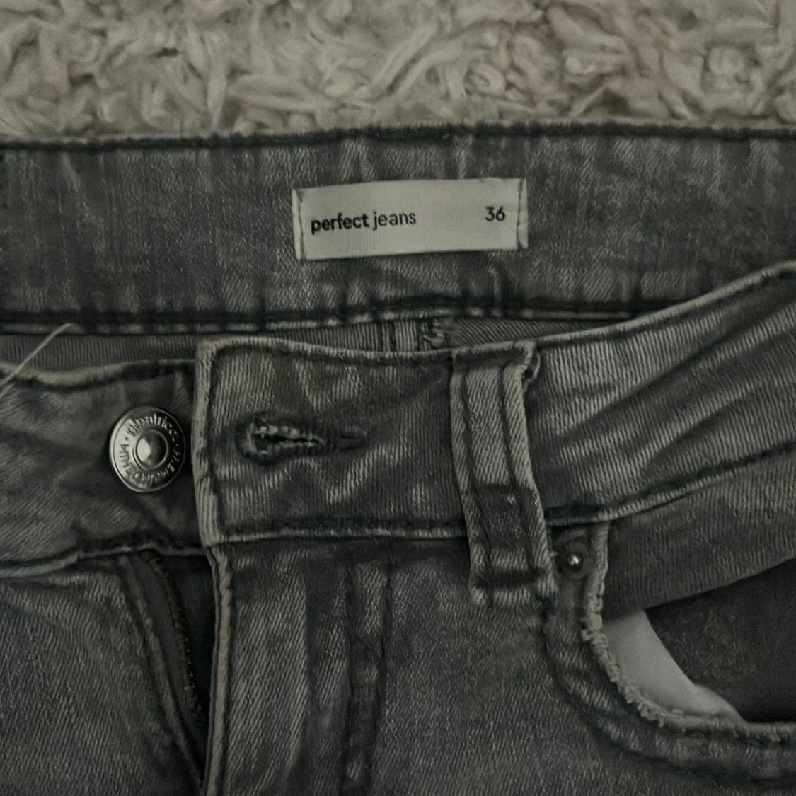 Grå bootcut jeans från ginatricot - 1