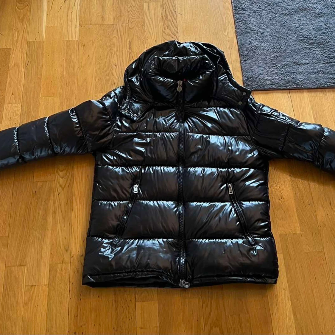 Svart Moncler pufferjacka med huva