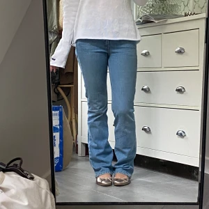 Levi's lågmidjade bootcut jeans - Assnygga lågmidjade bootcut Levi’s jeans med snygga detaljer på fickorna🌟Tyvärr har dem blivit lite små. Dem är knappt använda och som nya!! Skriv för fler bilder, mått eller om ni har frågor💓 Priset går att diskutera, ge gärna prisförslag! 