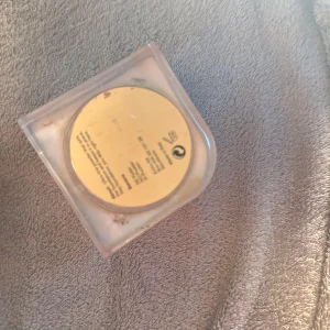 BeautyAct by Kicks setting powder - Transparant setting powder i en stilren fyrkantig burk med silvrigt lock. Perfekt för att fixera din makeup och ge en matt finish. Pudret är lätt och passar alla hudtoner. Snygg och modern design som är enkel att ta med i väskan.