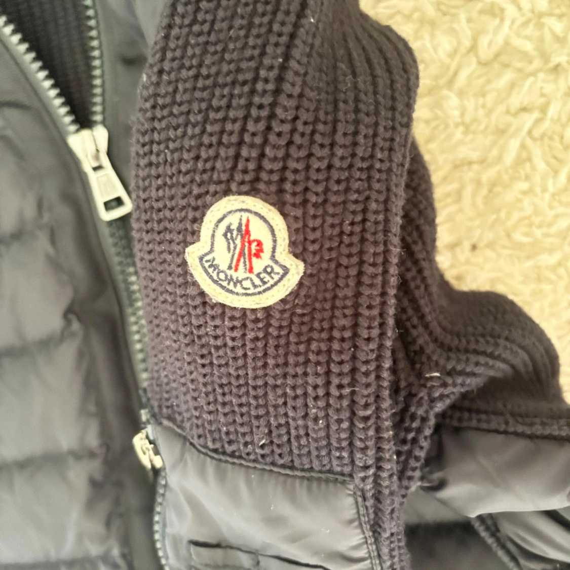 Grå Moncler puffer med stickade ärmar - 1