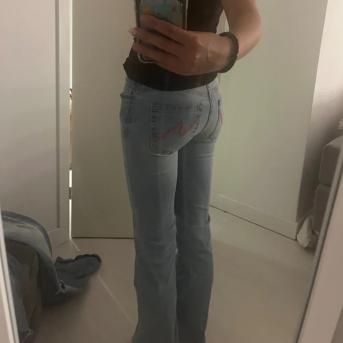 Ljusblå bootcut jeans med broderi - 3