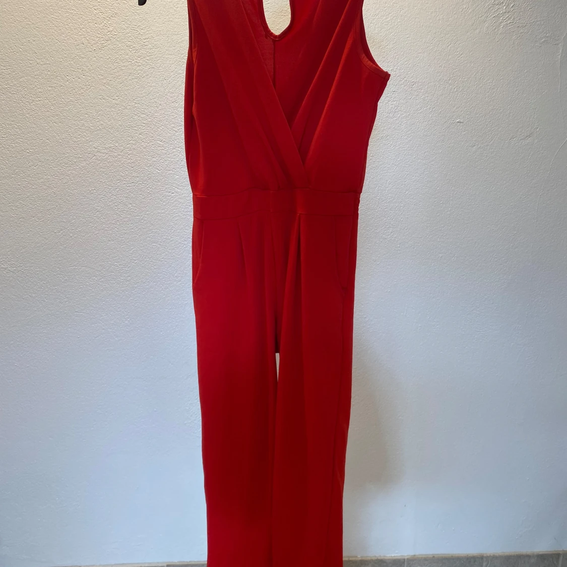 Röd byxdress från DKS, storlek S