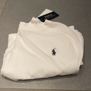 Polo Ralph lauren - Helt ny Ralph lauren som aldrig är använd. Köpte en för stor och nu säljer jag den. Storlek 160/180.  Kan inte gå ner i pris.