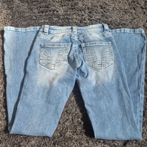 Ljusblå jeans från Gina Tricot 14+ XS - Säljer ett par ljusblå jeans från Gina Tricot i storlek XS. Jeansen har klassisk femficksdesign, snygga slitningar framtill och bakfickor med V-formad söm. Passformen är rak och midjan är normal. Perfekta för dig som gillar en chill och enkel stil.