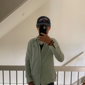 Ralph Lauren skjorta  - En riktigt snygg skjorta från polo Ralph Lauren. Perfekt för lite finare stunder. Pris ej hugget i sten och hör av dig vid frågor. Passar för 13 år eller runt 165.