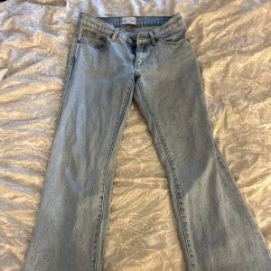 Abrand ljusblå bootcut jeans - Säljer ett par ljusblå jeans från Abrand Jeans med bootcutmodell och låg midja i storlek 25, är i väldigt bra skick.