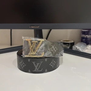Lv gold buckle  - Intreserad->dm 