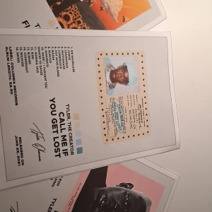 Call Me If You Get Lost / IGOR/Flower boy - Två stilrena posters med albumen 'Call Me If You Get Lost' och 'IGOR' av Tyler, The Creator. Perfekt för dig som älskar modern musik och vill ha unik väggkonst med cool design och färgpalett. Passar utmärkt i ungdomsrum eller som present till musikfans.