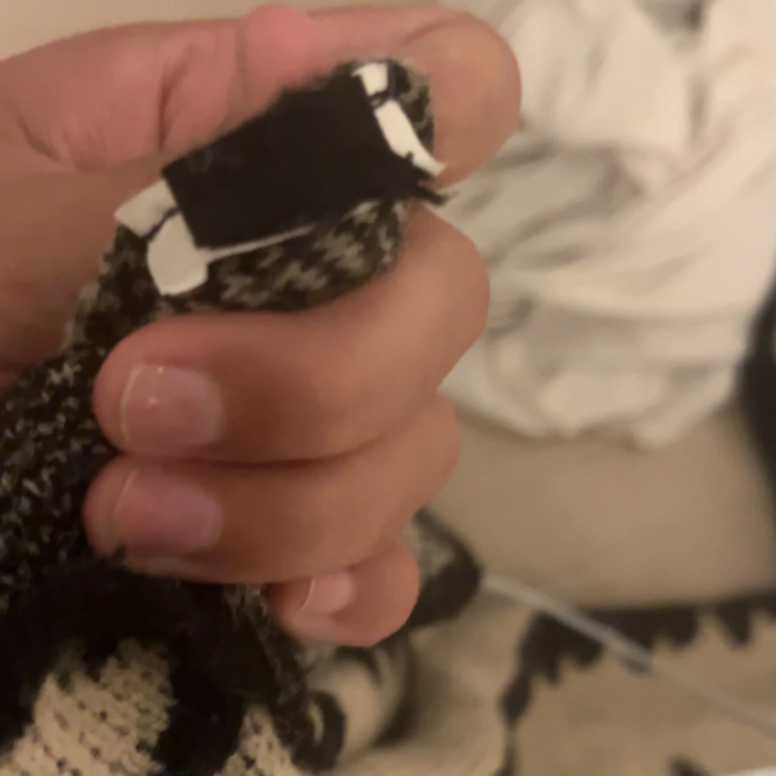 Stickad beige och svart klänning - 3