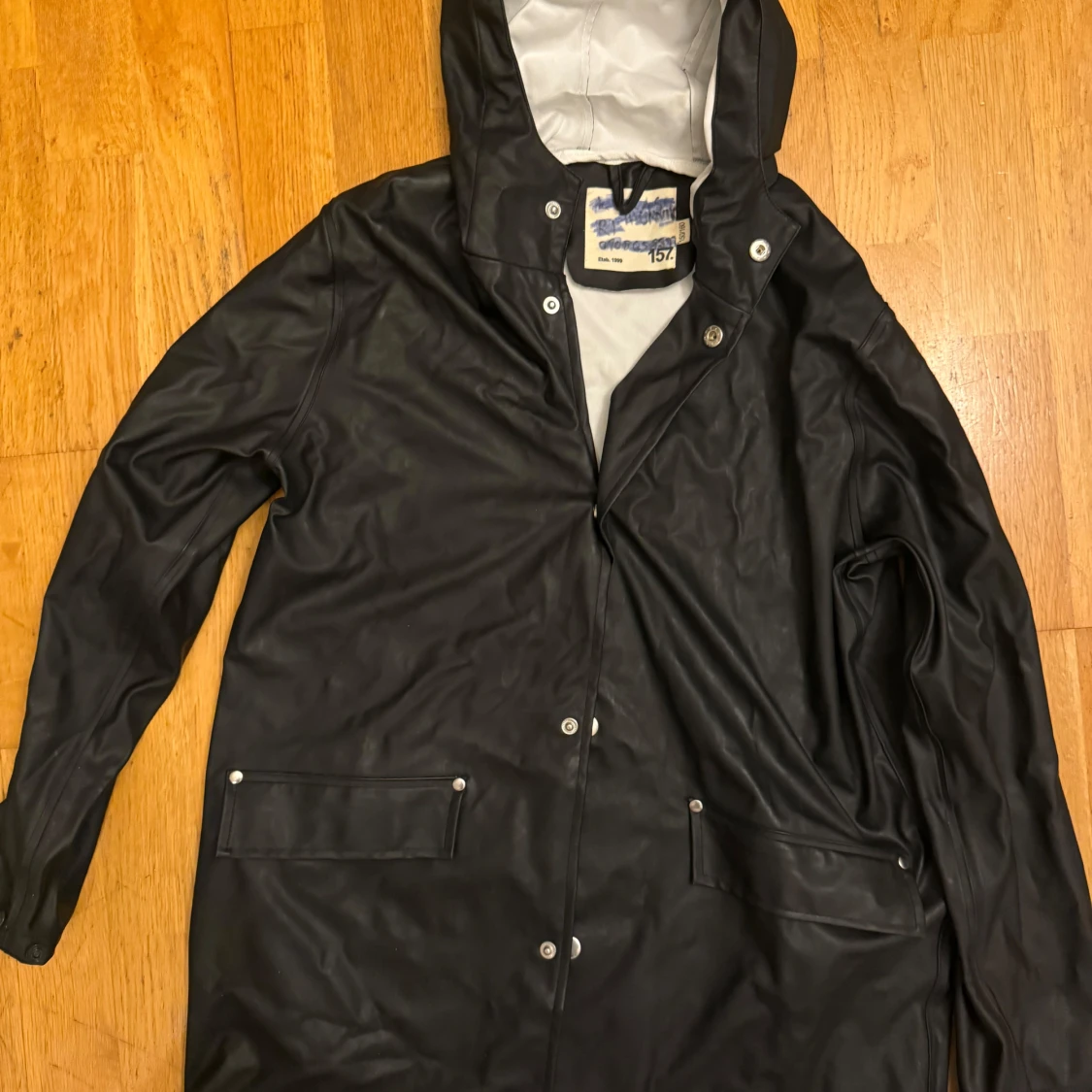 Svart regnjacka med huva 157