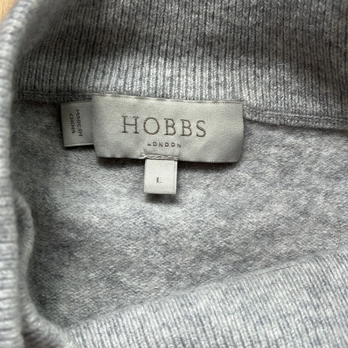 Ljusgrå polotröja från Hobbs - 2