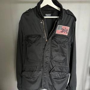Ralph Lauren field jacka - Riktigt fet Ralph lauren field jacket. Jackan är i fint skick och fungerar perfekt nu mot höst/vinter. Storlek M men passar L. Modellen är 187. Hör av dig vid fundering! 