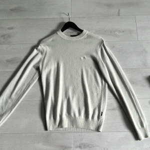 Vit stickad tröja från JLindbergh - Säljer en Vit stickad tröja från J Lindbergh. Aldrig använd! köpt över tusen lappen.