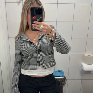 Rutig svartvit kavaj/jacka  - Skitsnygg kavaj/jacka/tröja med knappar, tyvärr för liten 