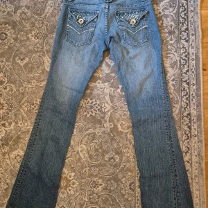 Y2k jeans - Snygga blå lite utsvängda jeans med fina fickor💖💞 ca 35 cm rakt över midjan❤️‍🔥