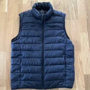  väst - Säljder denna snygga väst från uniqlo som är i ett  bra skick. Storleken är S och färgen mörkblå. Perfekt nu till hösten! Nypris är 600kr men mitt pris 350kr men kan diskuteras!
