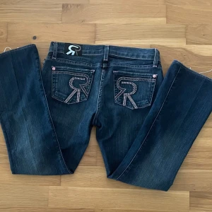 Rock & Republic jeans - Mörkblå jeans från Rock & Republic, nästan helt oanvända då de har blivit för små för mig, skulle säga runt 34 i storlek. Sicka privat för mått💗🌸