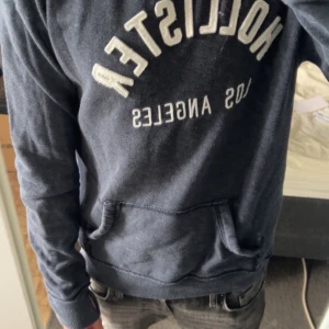 Mörkblå Hollister hoodie - Hollister | Strl:M | Bra skick | Nypris: 499kr | Mitt pris: 249kr | Hör av er vid funderingar 🍀
