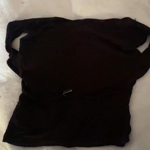 Svart topp från Gina Tricot - Svart topp med öppen rygg från Gina Tricot. 🖤🥂