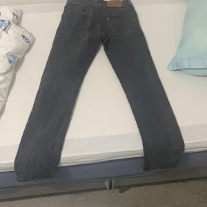 Levi's Premium svarta jeans straight fit - Säljer ett par Levi's Premium jeans i svart tvätt med klassisk femficksdesign. Jeansen har rak passform och normal midja, tillverkade i slitstarkt jeanstyg. Perfekta för dig som gillar en clean och tidlös look.